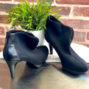 HEELS: Bandolino zippered high heel/booties in black color. Size 9.
